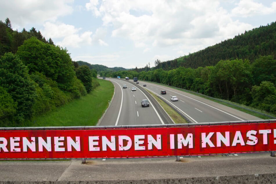 Ein Banner mit der Aufschrift "Rennen enden im Knast!" wird im Rahmen einer Kampagne gegen illegale Autorennen präsentiert.