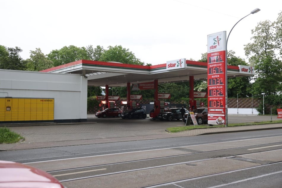 An dieser Leipziger Tankstelle griffen Lok-Anhänger rivalisierte Chemie-Fans an.