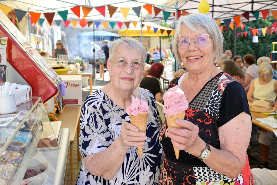 Lassen sich zur Eröffnung ein Eis schmecken: Petra Weißbarth (71, l.) und Monika Petermann (84).