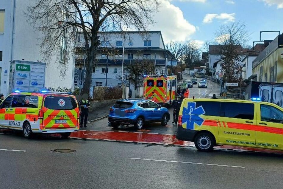 Einsatzkräfte kümmerten sich um die Beteiligten vor Ort.