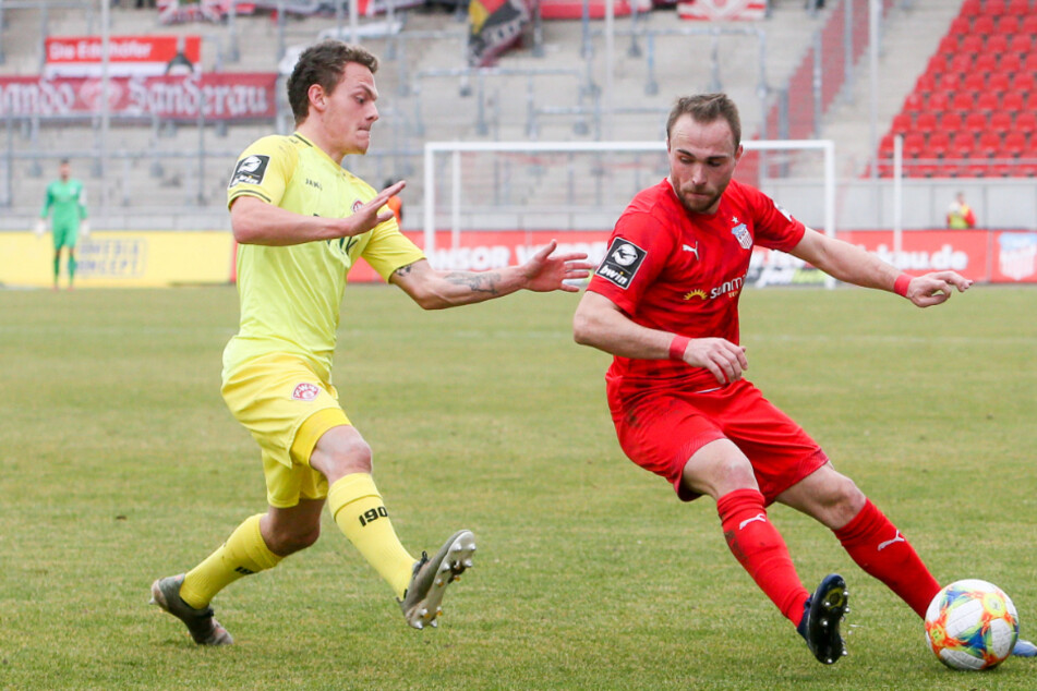 Der Zwickauer Fabio Viteritti (rechts) schirmt den Ball vor dem Würzburger Patrick Sontheimer ab.