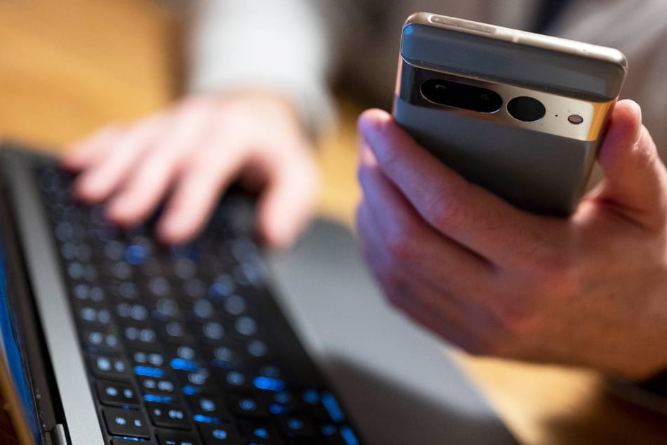 Der unbekannte Betrüger hat sich im Internet das Vertrauen der 61-Jährigen erschlichen. (Symbolfoto)