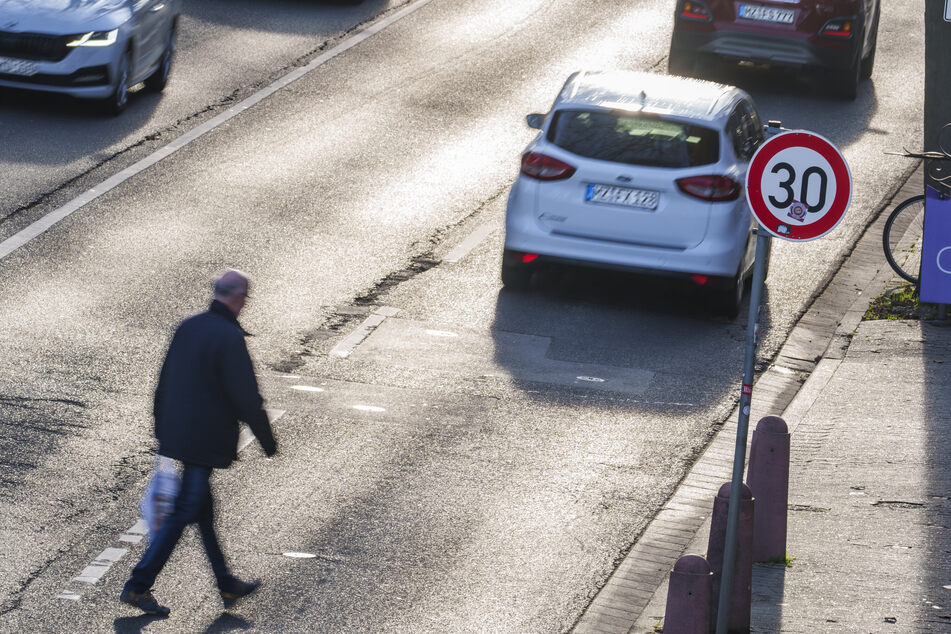 Durch die Regulierung des Tempolimits in Städten sollen insbesondere auch Radfahrer und Fußgänger geschützt werden.