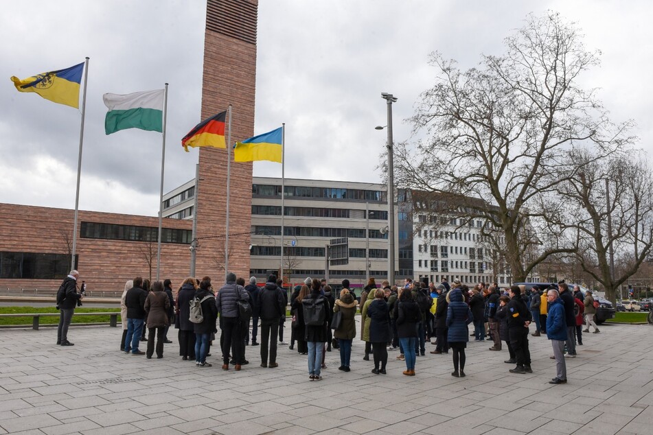Am Jahrestag des russischen Angriffs auf die Ukraine trafen sich am Freitagmittag mehrere Dutzend Menschen vor dem Neuen Rathaus.