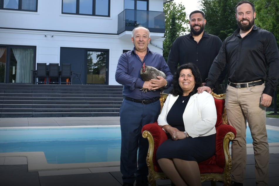 Vater Sait, Mutter Vasfiye, Serkan und Engin Kaya posieren mit Huhn vor ihrem Haus im Berliner Ortsteil Rudow.