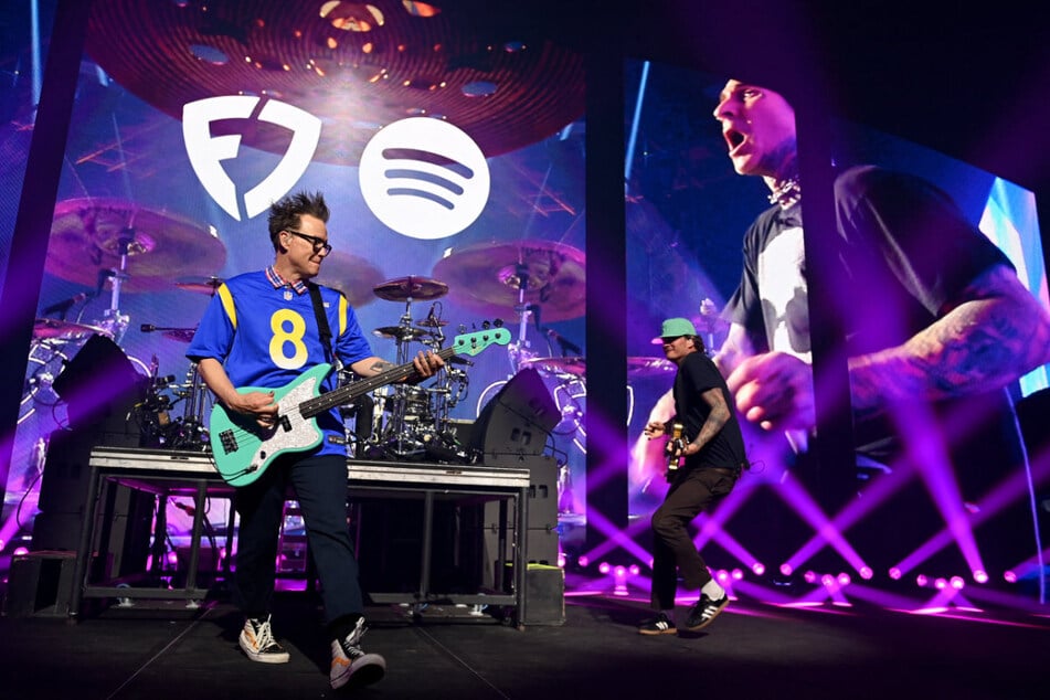 Mark Hoppus, Tom DeLonge und – auf dem Screen – Travis Barker (v.l.) von "blink-182" sind für das Zwillingskonzert bereits bestätigt.