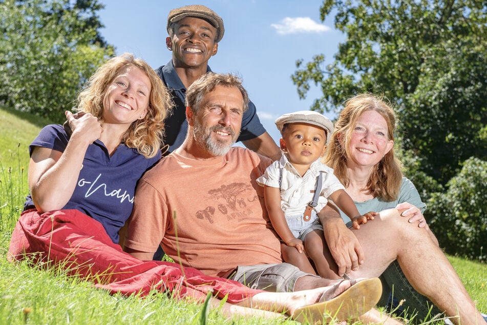 Der Tanzwettbewerb war auch seltene Gelegenheit, die Eltern in der alten Heimat wiederzutreffen: Bonwa (37) und Janus (1) bei der Familienzusammenführung mit Auswanderin Nadjas (30, l.) Vater Uwe (55, M.) und Mutter Jana (54, r.).