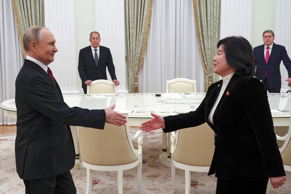 Russlands Präsident Wladimir Putin (73) und die nordkoreanische Außenministerin Choe Son Hui (61) trafen im Kreml aufeinander.