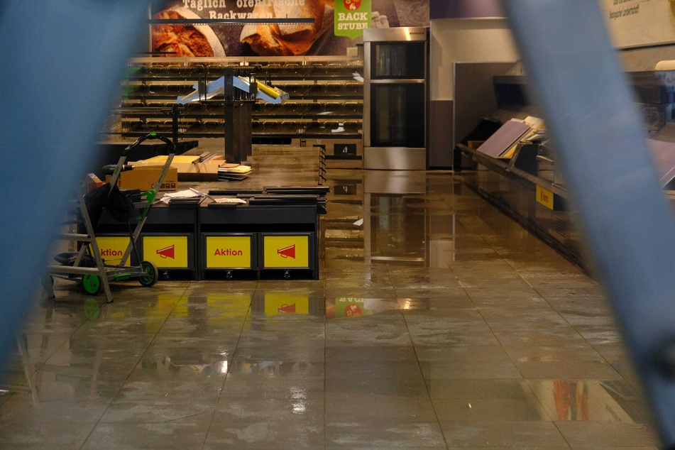 Pfützen überall auf dem Boden: Im Erdgeschoss des Gebäudes soll ein Supermarkt eröffnen.