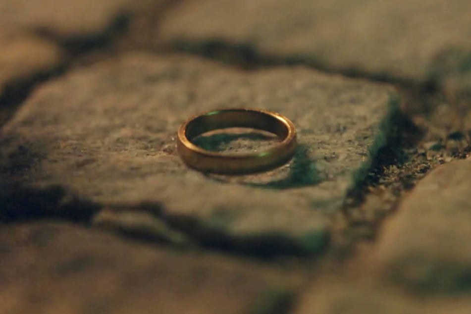 Das Zeichen von Tonis und Eriks Liebe liegt im am Boden im Dreck.