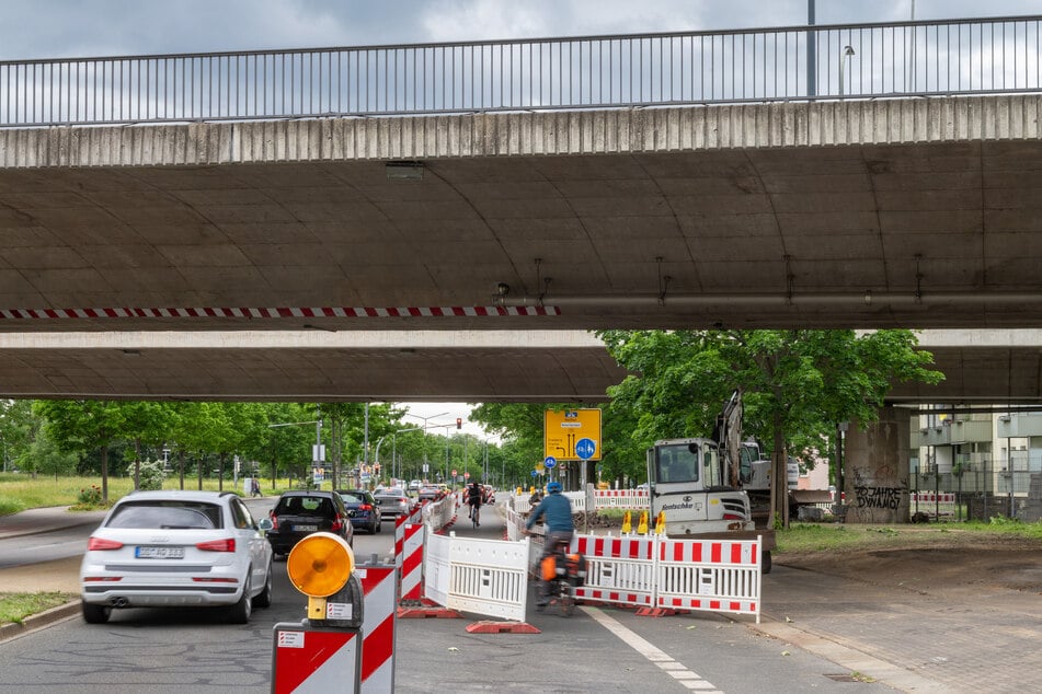 Für die Errichtung von vier Schwerlaststützen steht auf der Ammonstraße in Richtung WTC nur eine Fahrspur zur Verfügung.