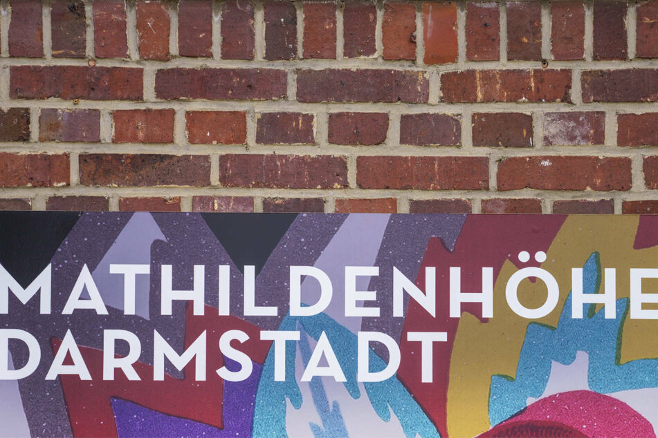 Dieses künstlerisch gestaltete Plakat hängt zurzeit auf der Darmstädter Mathildenhöhe.