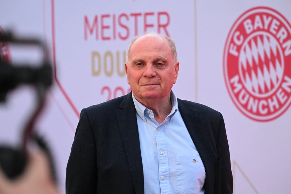 Uli Hoeneß (73) musste bei einem Benefizturnier ins Krankenhaus gebracht werden.