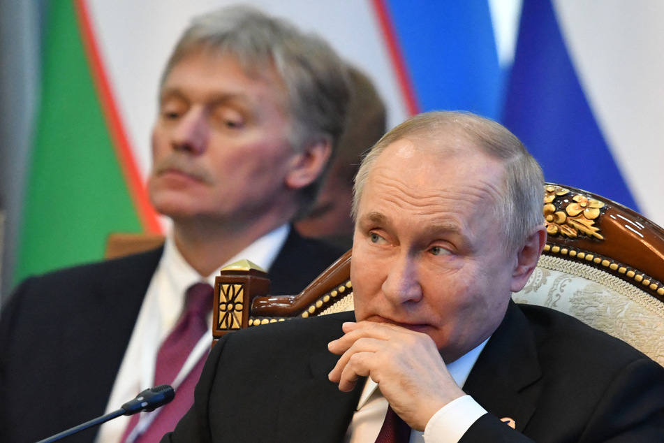 Ob Wladimir Putin (70) eine (vierte) Amtszeit als russischer Präsident anstrebt, ließ Kreml-Sprecher Peskow (55, l) offen.