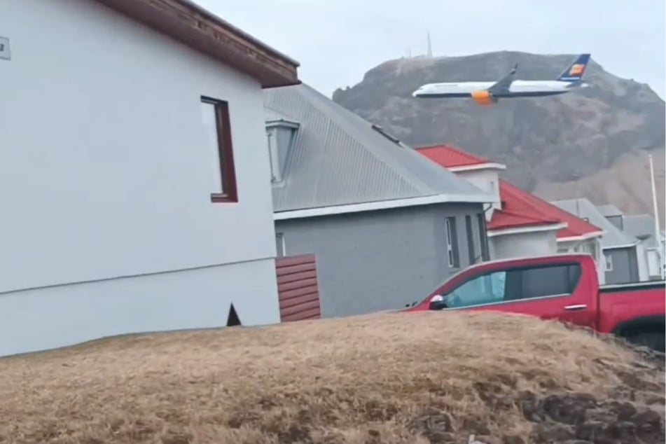 Videos zeigen den Flieger nur wenige 100 Meter über dem Boden.