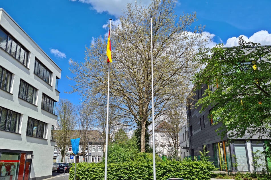 Am rechten Fahnenmast hatte die Stadt Solingen eine israelische Flagge gehisst. Diese wurde in der Nacht zu Donnerstag in Brand gesetzt.
