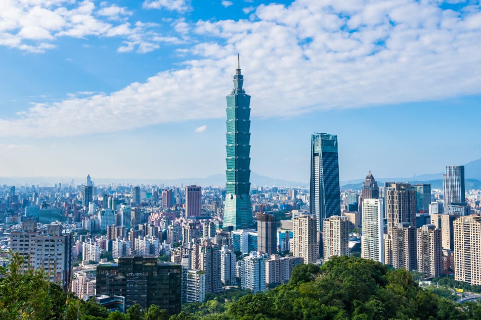 Blick über die Skyline der Metropole Taipeh (Hauptstadt von Taiwan).