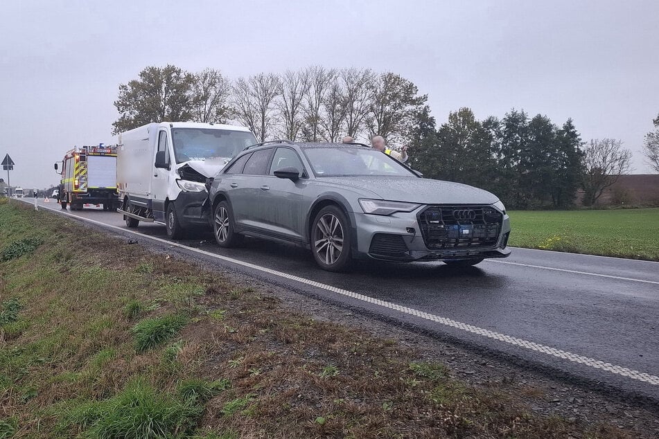 Die beiden folgenden Fahrer konnten nicht schnell genug bremsen und rasten in das Auto des 28-Jährigen.
