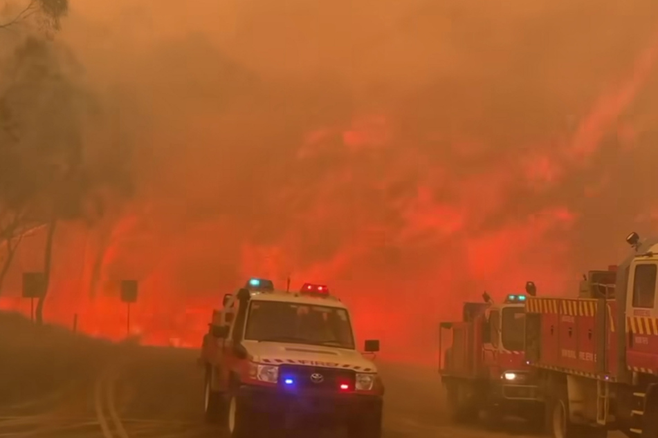 Buschfeuer völlig außer Kontrolle! Anwohner evakuiert, Häuser beschädigt