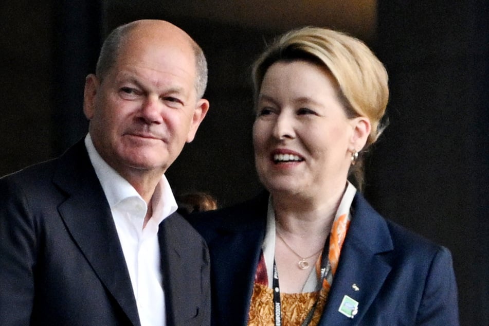 Olaf Scholz (66, SPD) und Franziska Giffey (46, SPD) verfolgten das EM-Finale.