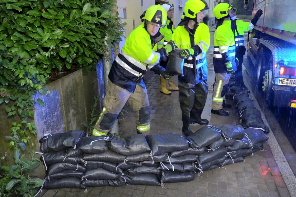 Die Feuerwehr verteilte am Morgen Sandsäcke. Nach TAG24-Informationen wurde im Bereich "Alte Papierfabrik" eine Sandsackfüllmaschine aufgestellt und im Dauerbetrieb genutzt.