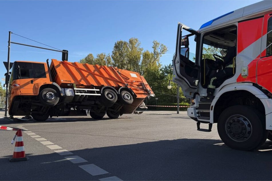 Der Müllwagen konnte mithilfe eines Rüstwagens und eines Krans der Feuerwehr wieder auf die Räder gestellt werden.