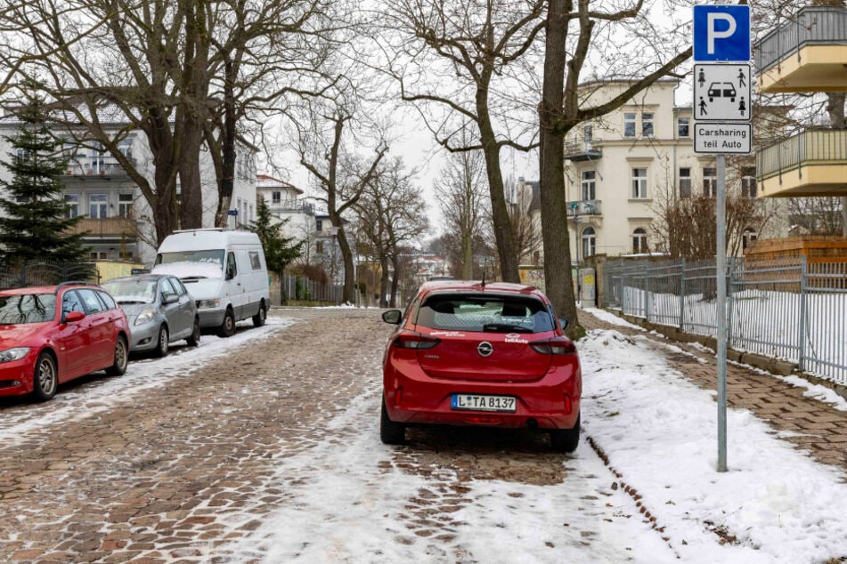 Die neue Teilauto-Station an der Nordstraße in der Radeberger Vorstadt. Ab dem Schild gilt Parkverbot, außer für Leihwagen. Da (noch) keine Stellflächen markiert sind, im Zweifel bis vor zur Einmündung.