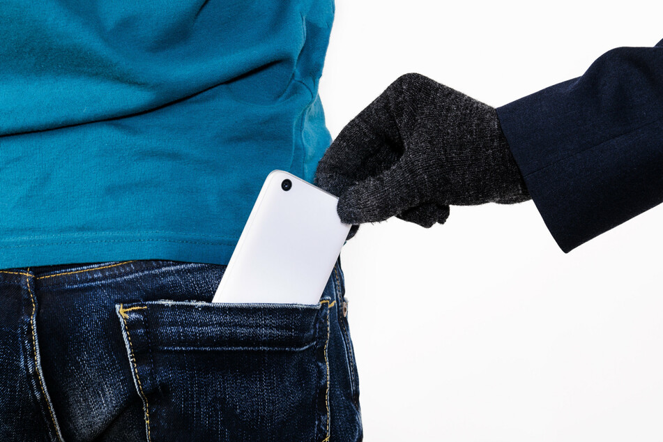 Einer aus dem Duo tanzte einen Mann an und zog ihm sein Handy aus der Tasche. (Symbolbild)