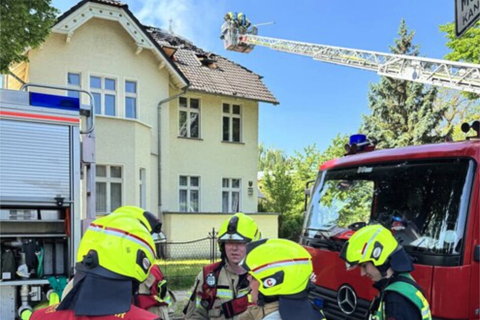 Der Brand im Dachgeschoss wurde auch über eine Drehleiter gelöscht.