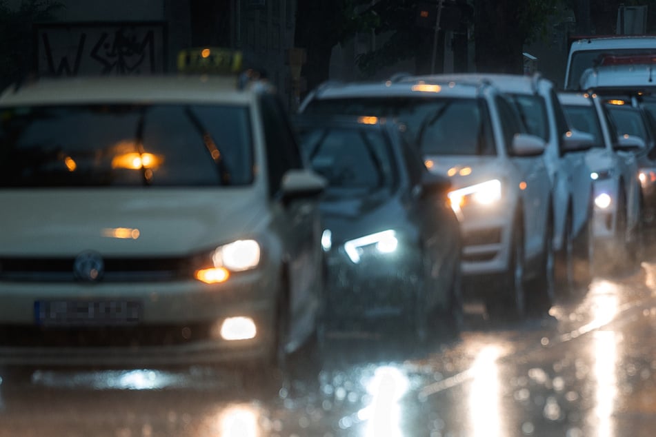Auch in den kommenden Nächten wird teils Regen oder Schnee erwartet, Autofahrer müssen Straßenglätte einkalkulieren. (Symbolbild)
