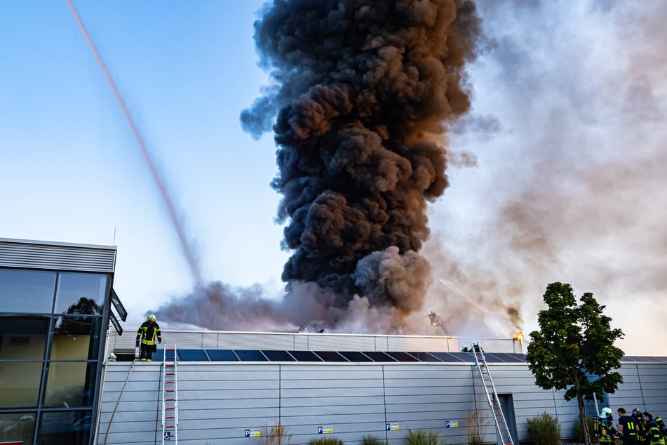 Dichte schwarze Rauchschwaden stiegen am Dienstagmorgen in den Reutlinger Himmel empor.