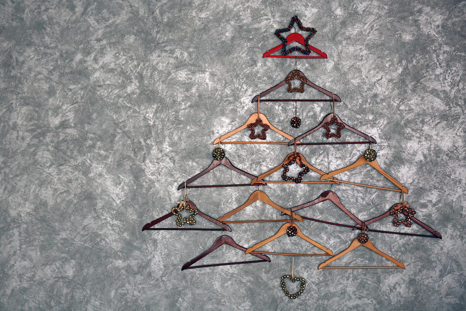 Der Weihnachtsbaum aus Kleiderbügeln glänzt edel, wenn man die Bügel vorher mit metallischen Farben besprüht.