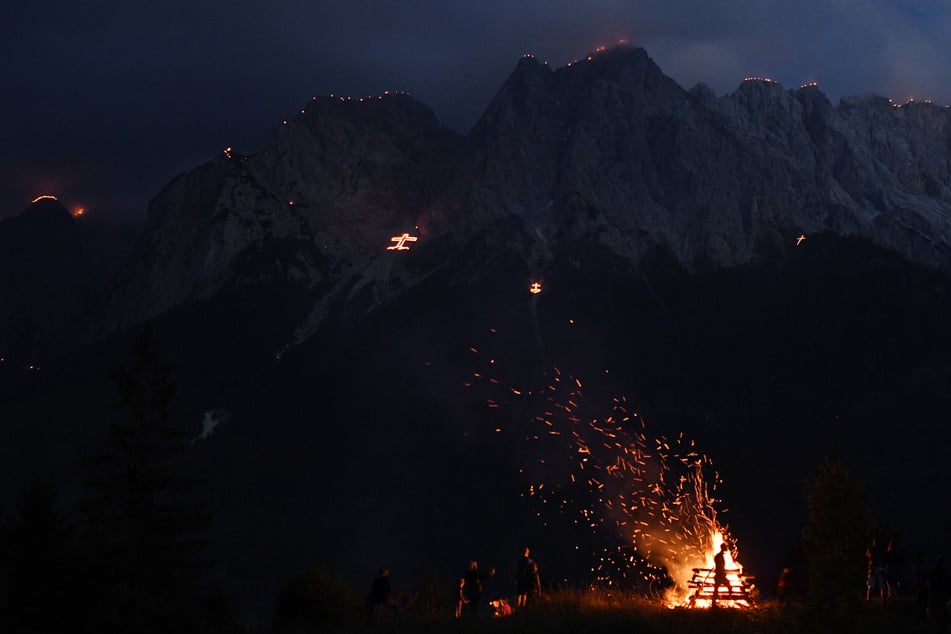 Johannifeuer brennen am Vorabend des Johannitages auf den Gipfeln des Wettersteingebirges. (Archiv)