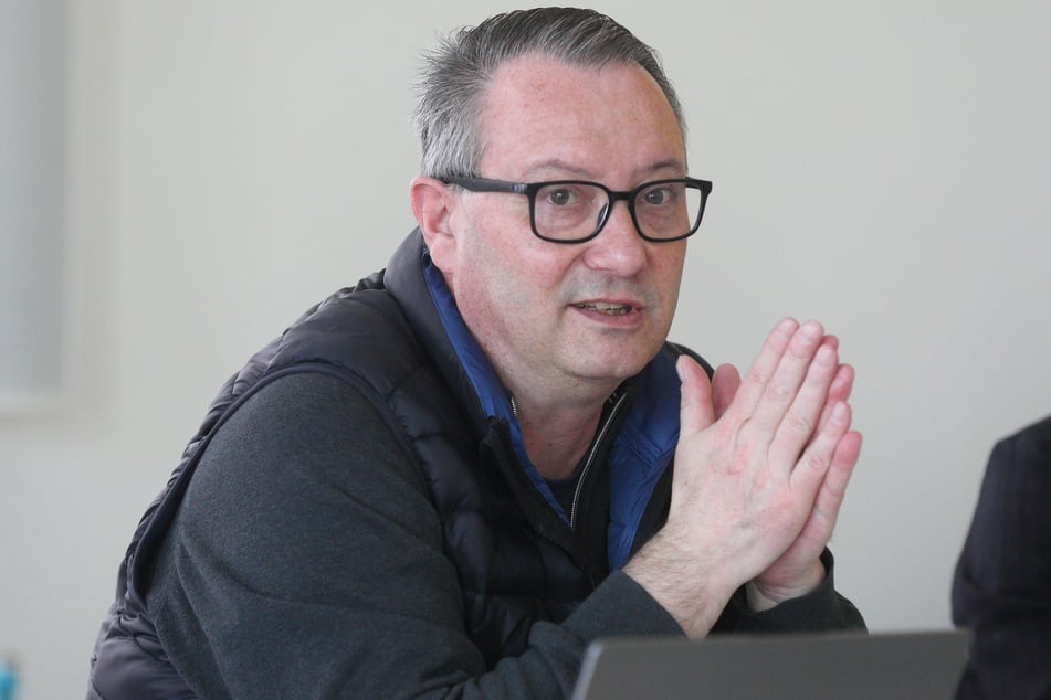 Sportbürgermeister Jan Donhauser (57, CDU) erwartet die Schadensübersicht für das demolierte Spezial-Trampolin bis Ende Mai.