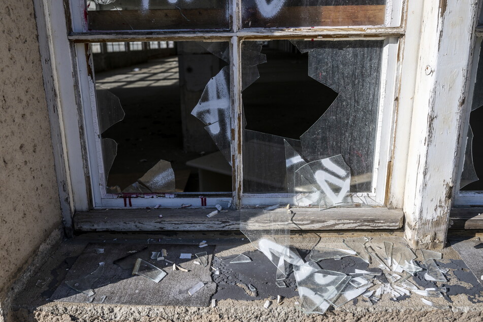 Trauriges Bild: Immer mehr Fenster und Türen an der Wandererfabrik sind zerstört.