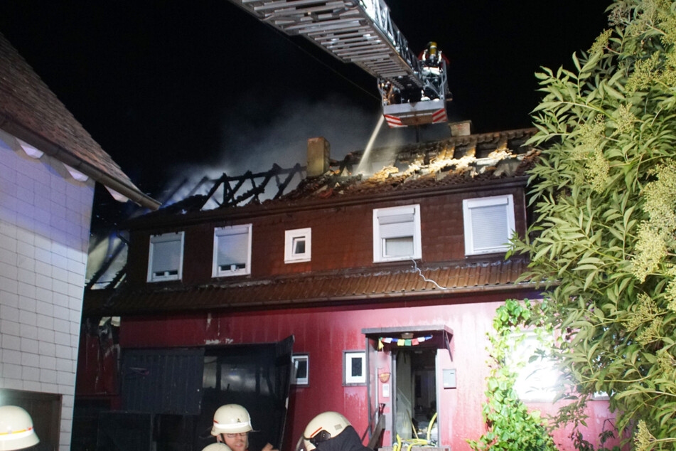 Die Feuerwehr beim Löschen des Wohnhauses.