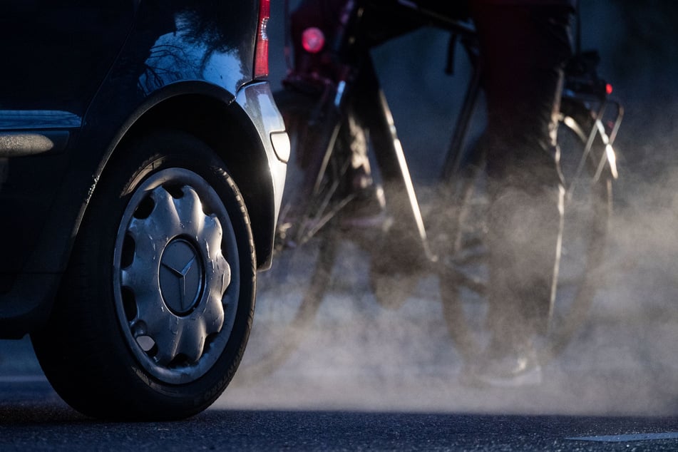 An der Schwanthalerstraße müssen sich Autos und Fahrräder eine Straße teilen - das soll sich in Zukunft ändern.