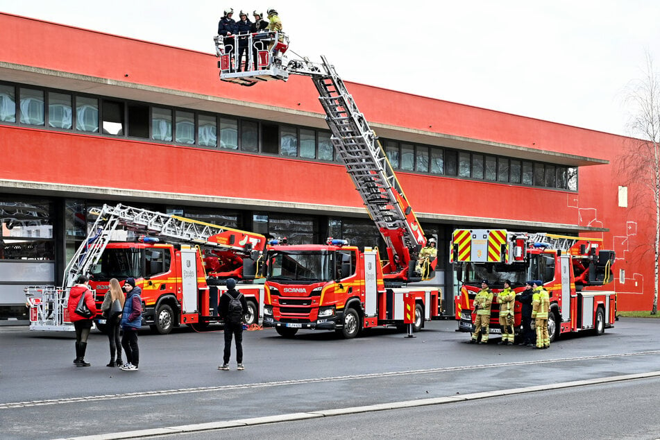 Natürlich nehmen auch die Dresdner Feuerwehren an der Übung teil.