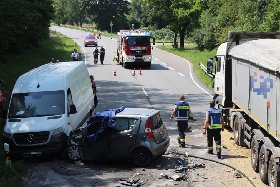 Eine 84 Jahre alte Autofahrerin ist bei einem Unfall im Oberpfälzer Landkreis Regensburg ums Leben gekommen.