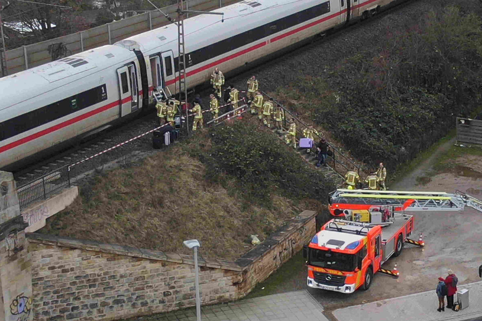 Am Donnerstag evakuierte die Feuerwehr in Hannover rund 250 Fahrgäste aus einem ICE.
