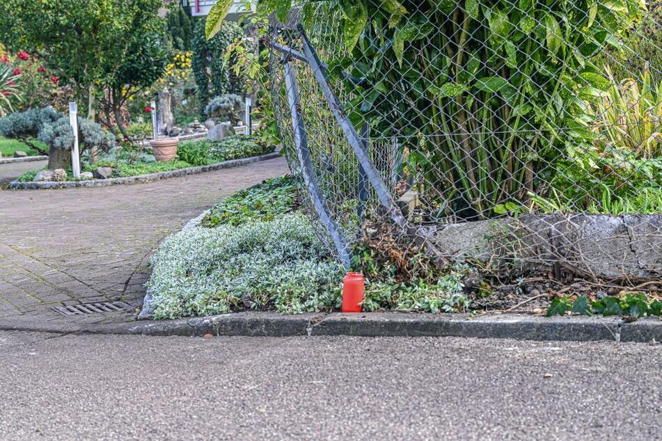 Die Tat hatte am Samstag für Entsetzen in der kleinen Gemeinde gesorgt. Am Grundstück wurde eine Kerze abgestellt.