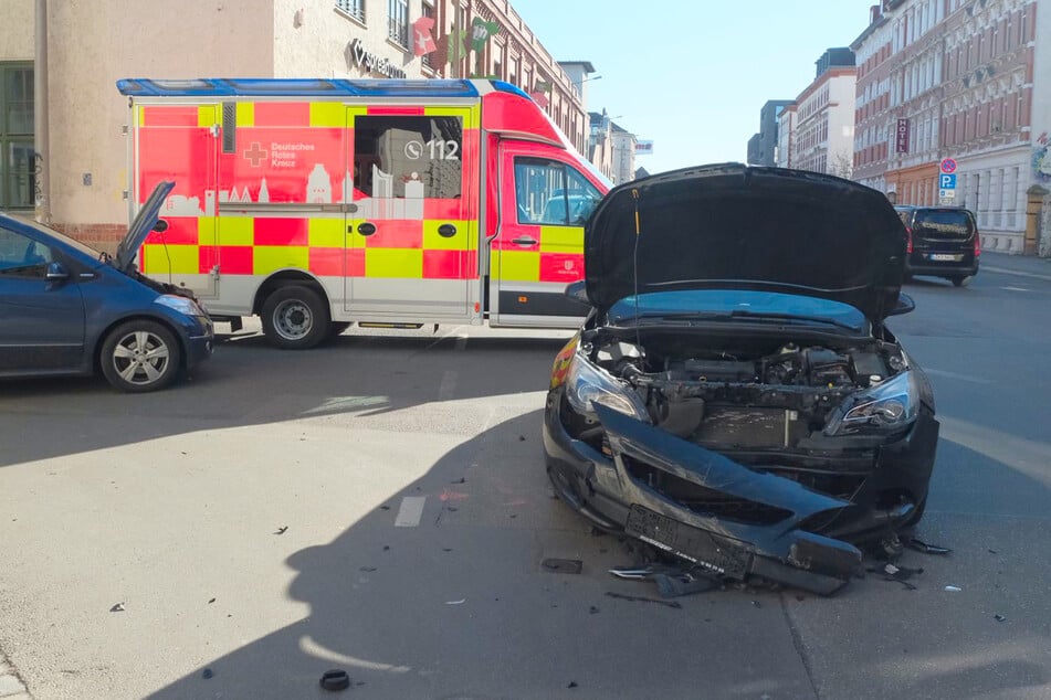 Kreuzungscrash in Plagwitz: Unfallauto in parkenden Wagen geschoben