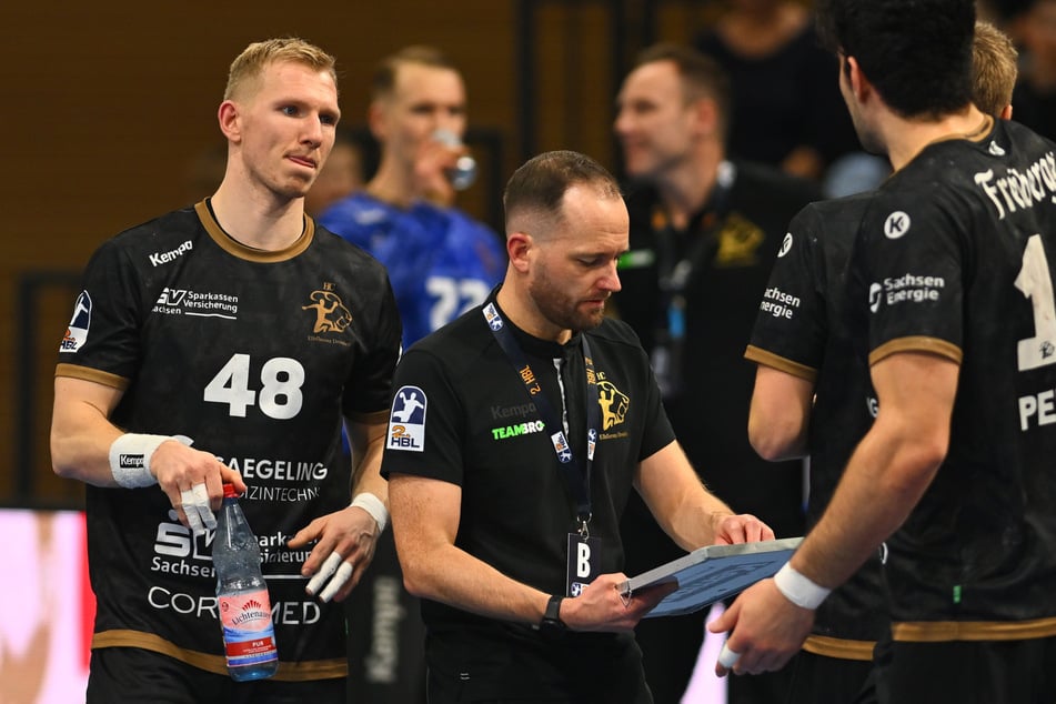 Coach André Haber (38, M.) hat seinen Jungs das richtige Rüstzeug für einen Sieg in Coburg mitgegeben.