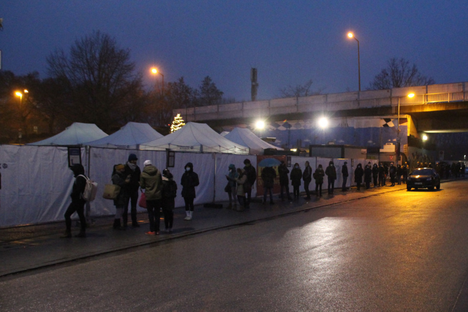 Vor dem Testzentrum in Regensburg standen schon vor dem Öffnen am Dienstag etliche Menschen an.