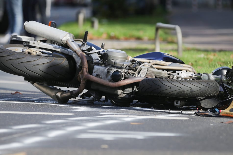 Schlimmer Unfall auf Landstraße: Motorradfahrerin von Auto erfasst und tödlich verletzt