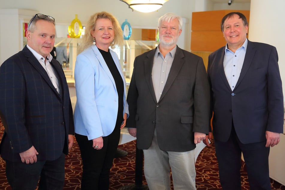 Die Führungsriege des neuen Fördervereins "Buga Dresden 2033" um den Vorsitzenden und Dresdens Chefgärtner Frank Hoffmann (66, 2.v.r.).