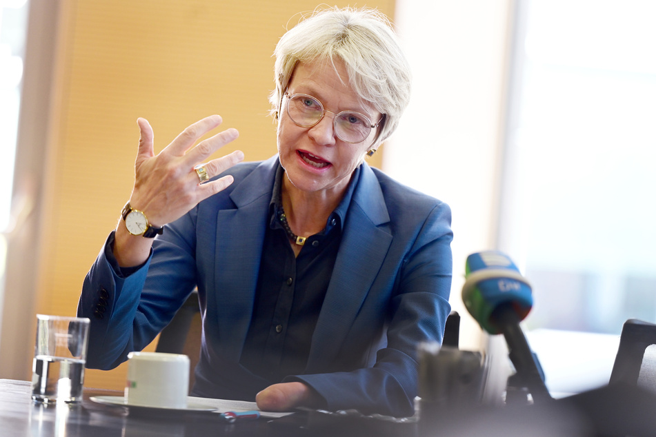 Schul- und Bildungsministerin Dorothee Feller (56, CDU) erklärt, wie es zu der Technik-Panne bezüglich der Abitur-Klausuren kommen konnte.