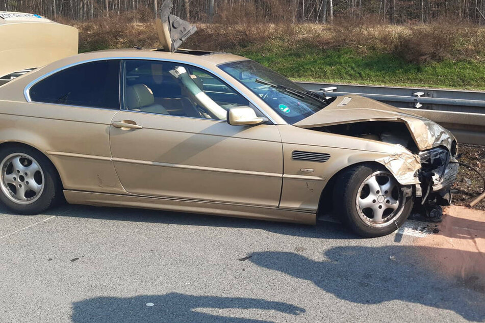 Am Montagnachmittag sind drei Menschen bei einem Verkehrsunfall auf der A12 schwer verletzt worden, nachdem ein 24-Jähriger die Kontrolle über seinen BMW verloren hatte.