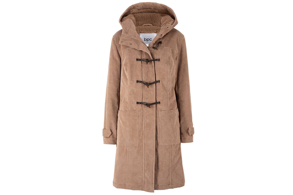 Ein Dufflecoat lässt sich vielseitig kombinieren und wirkt stets elegant und schick.