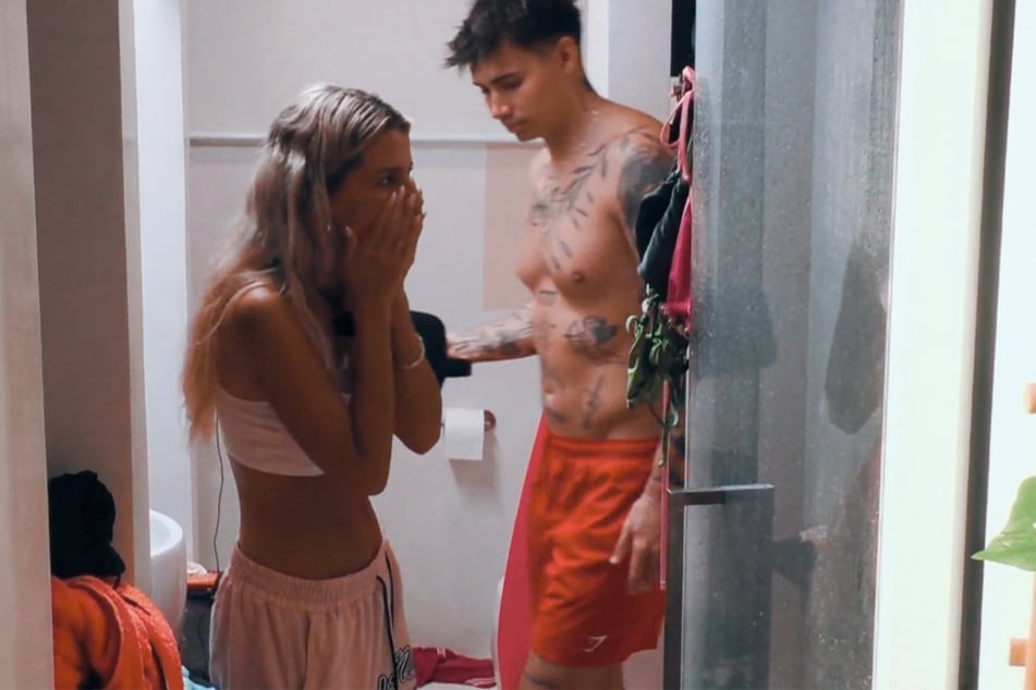 Joena (26) ist schockiert, als sie in die Dusche guckt.